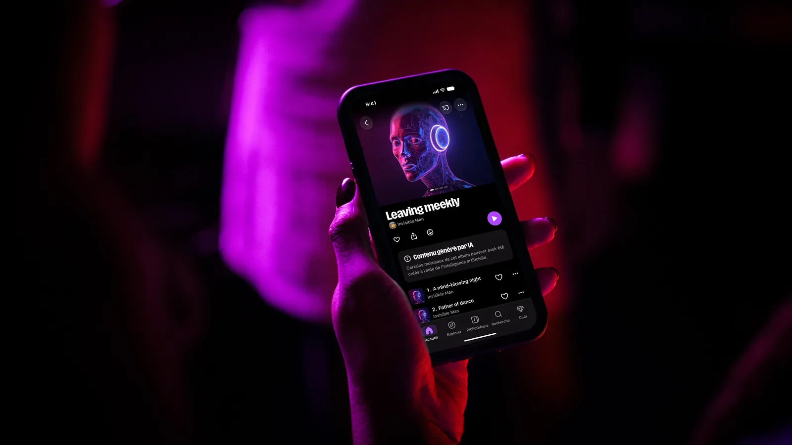 Un téléphone en salle de concert affiche un album sur Deezer avec la mention « Contenu généré par IA » (photo : Deezer)
