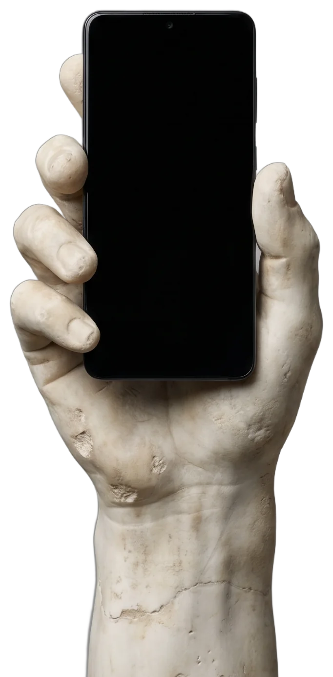 Main de statue en marbre tenant un smartphone
